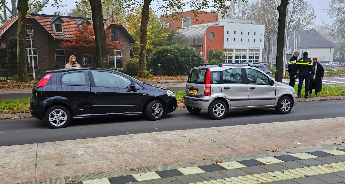 Kop-staart ongeval voor rotonde - Foto 1