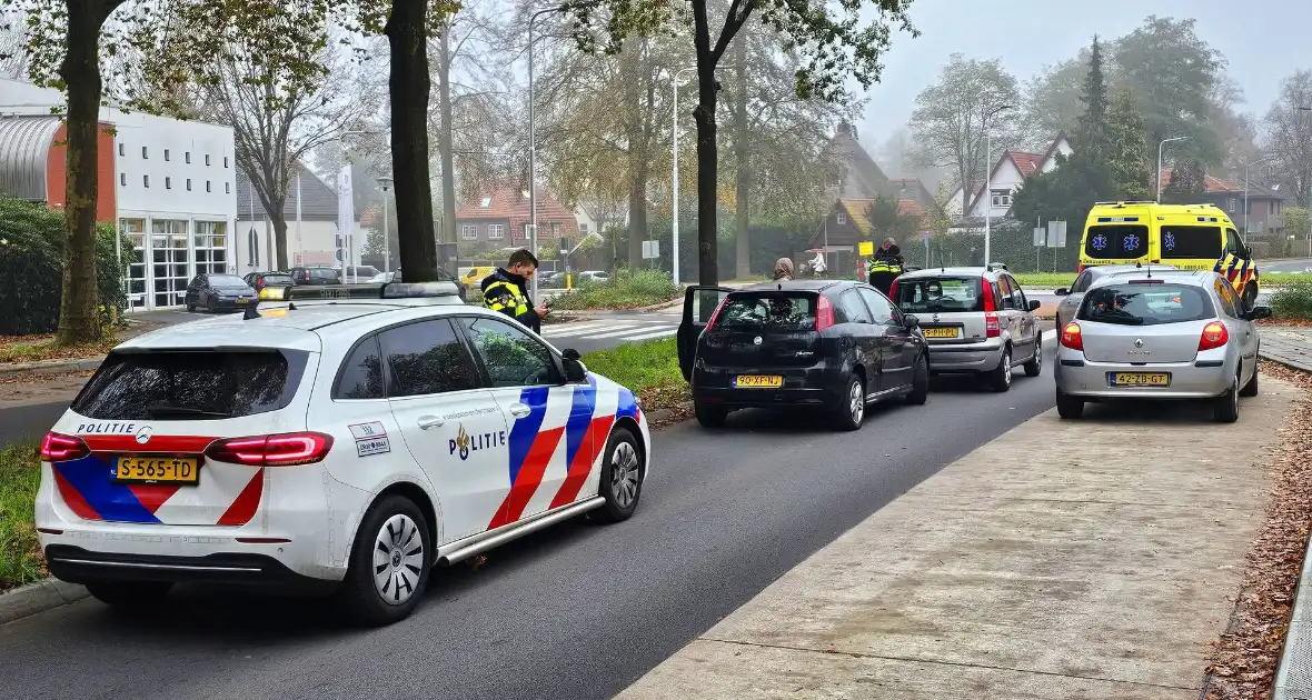 Kop-staart ongeval voor rotonde - Foto 2