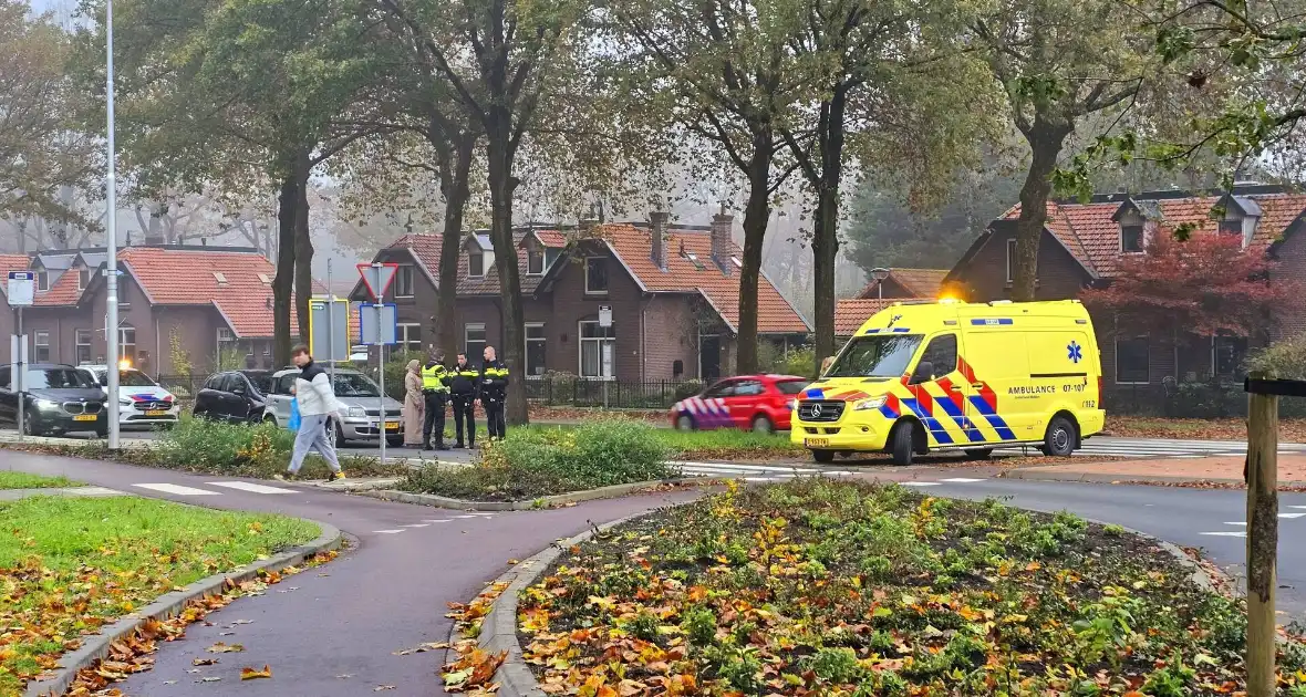 Kop-staart ongeval voor rotonde - Foto 3