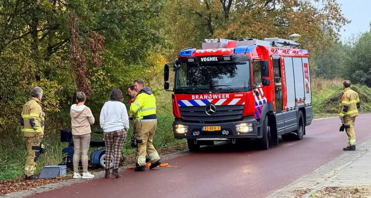 Scootmobiel raakt van de weg belandt in sloot