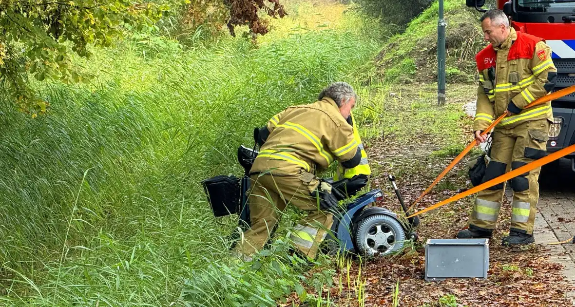 Scootmobiel raakt van de weg belandt in sloot - Foto 1