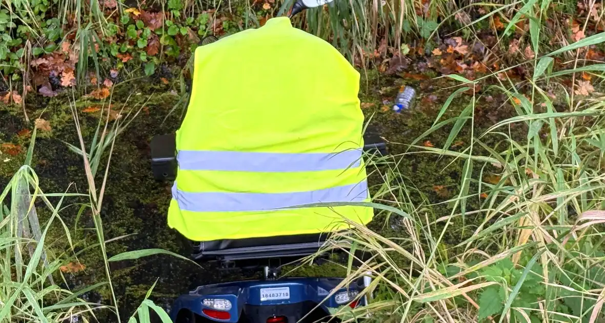 Scootmobiel raakt van de weg belandt in sloot - Foto 4