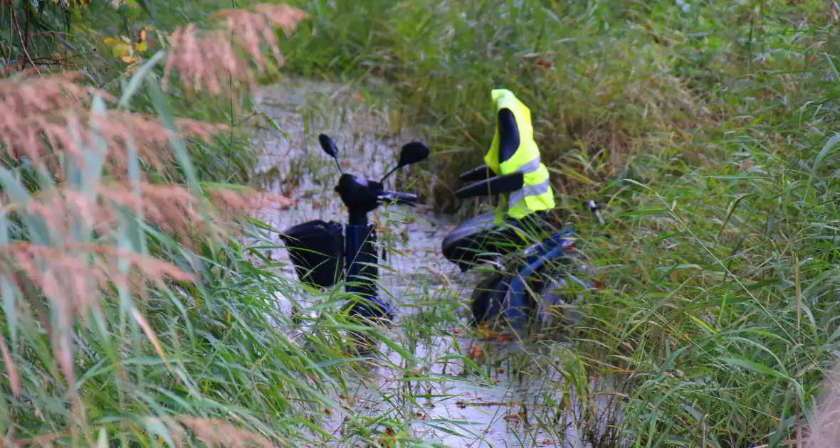 Scootmobiel raakt van de weg belandt in sloot - Foto 5