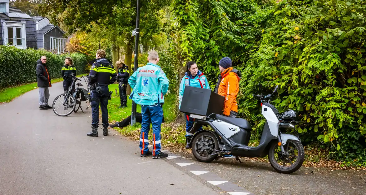 Bezorgscooter en fietser botsen op kruising