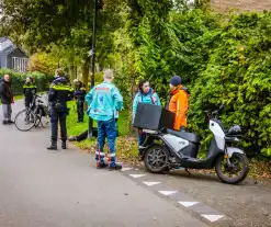 Bezorgscooter en fietser botsen op kruising