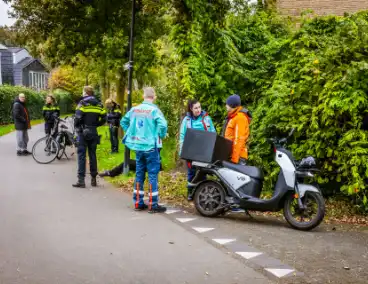 Bezorgscooter en fietser botsen op kruising