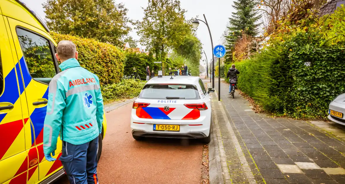 Bezorgscooter en fietser botsen op kruising - Foto 1