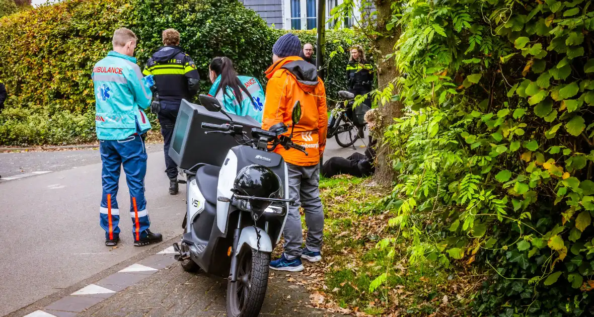 Bezorgscooter en fietser botsen op kruising - Foto 2