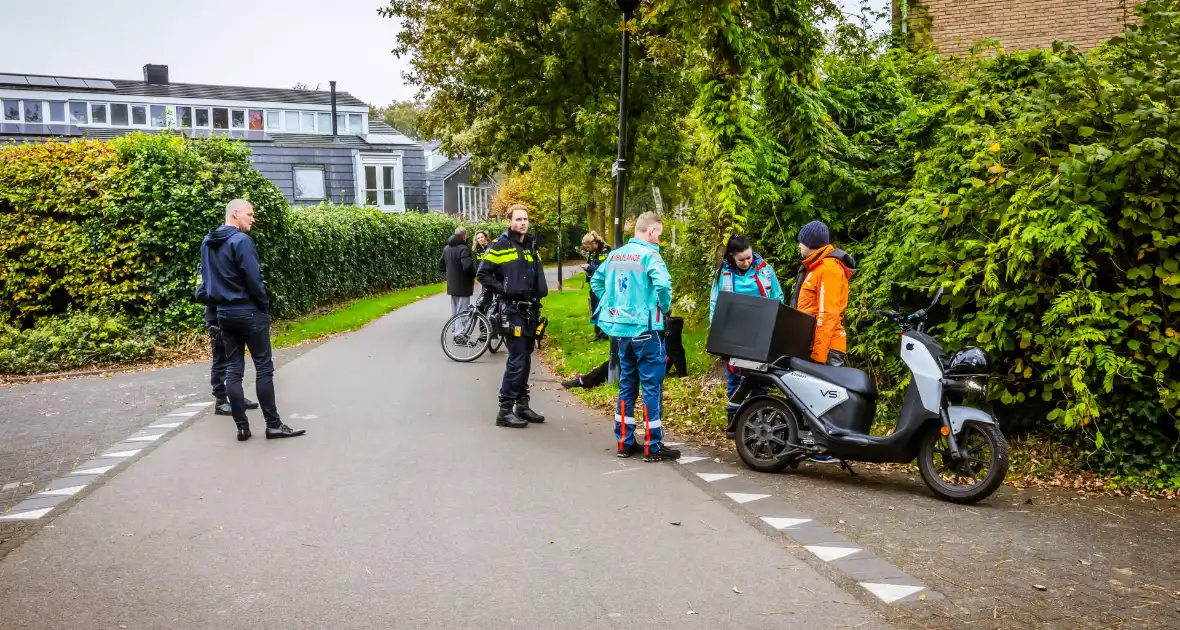 Bezorgscooter en fietser botsen op kruising - Foto 4