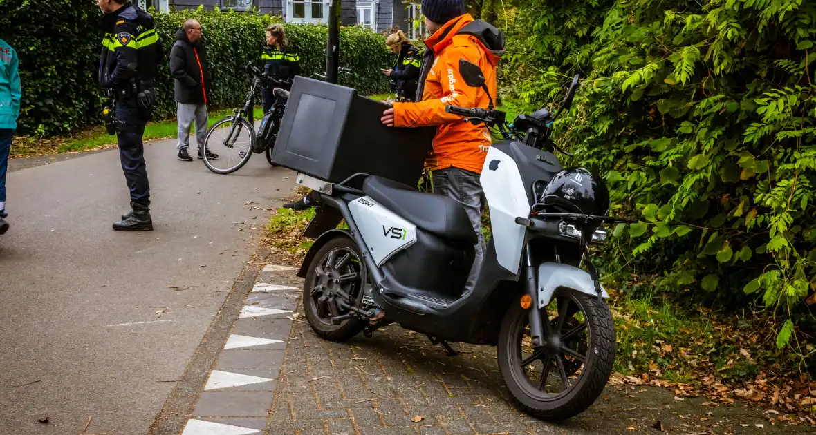 Bezorgscooter en fietser botsen op kruising - Foto 5