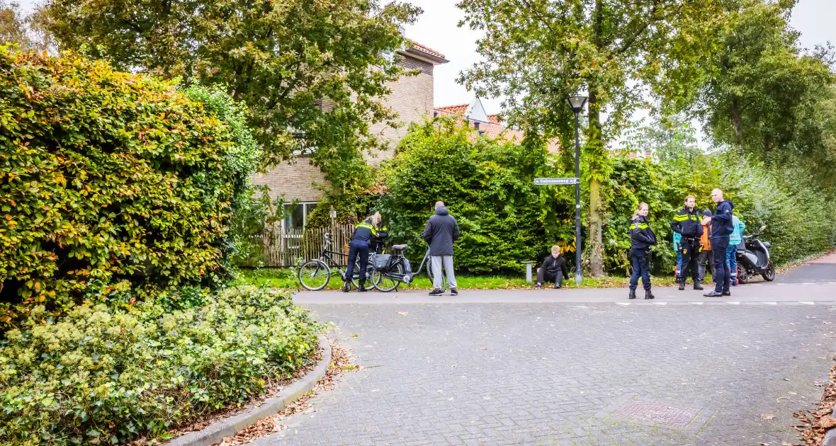 Bezorgscooter en fietser botsen op kruising - Foto 6