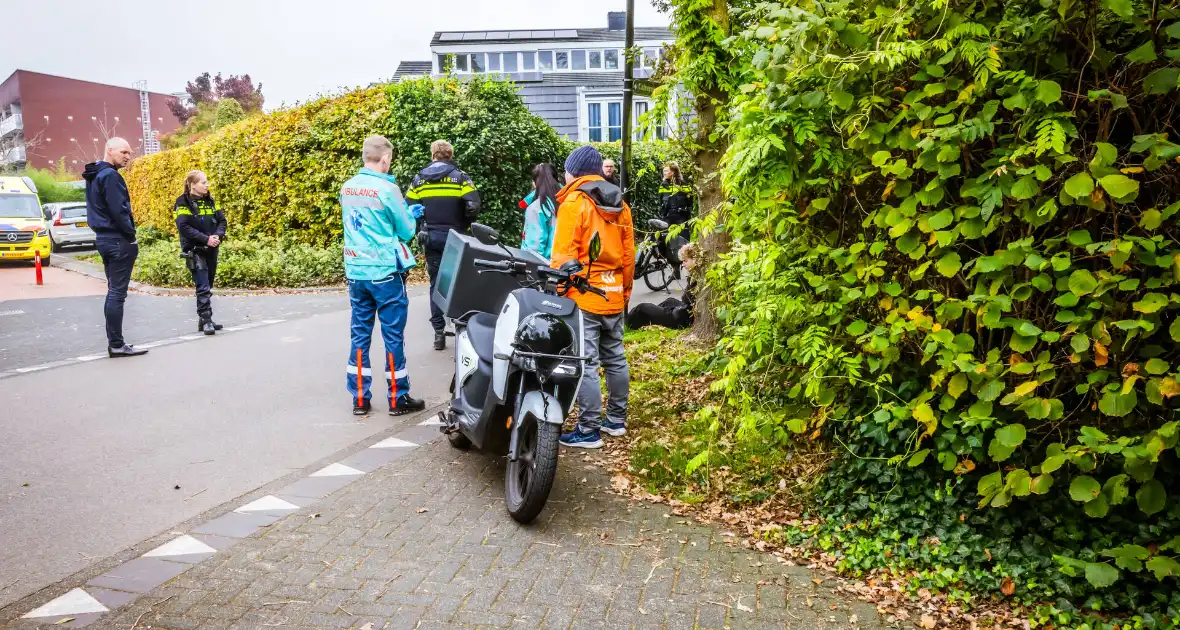 Bezorgscooter en fietser botsen op kruising - Foto 7