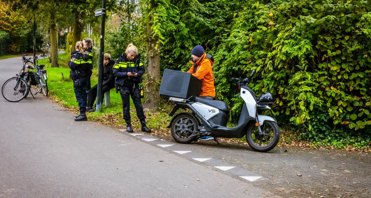 Bezorgscooter en fietser botsen op kruising - Foto 8