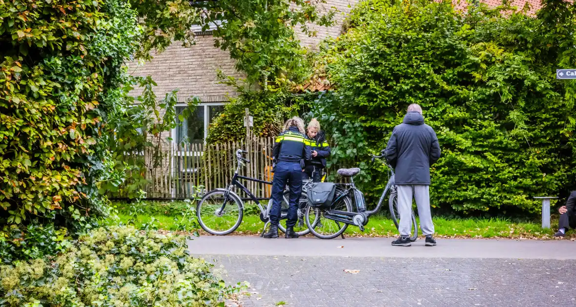 Bezorgscooter en fietser botsen op kruising - Foto 9