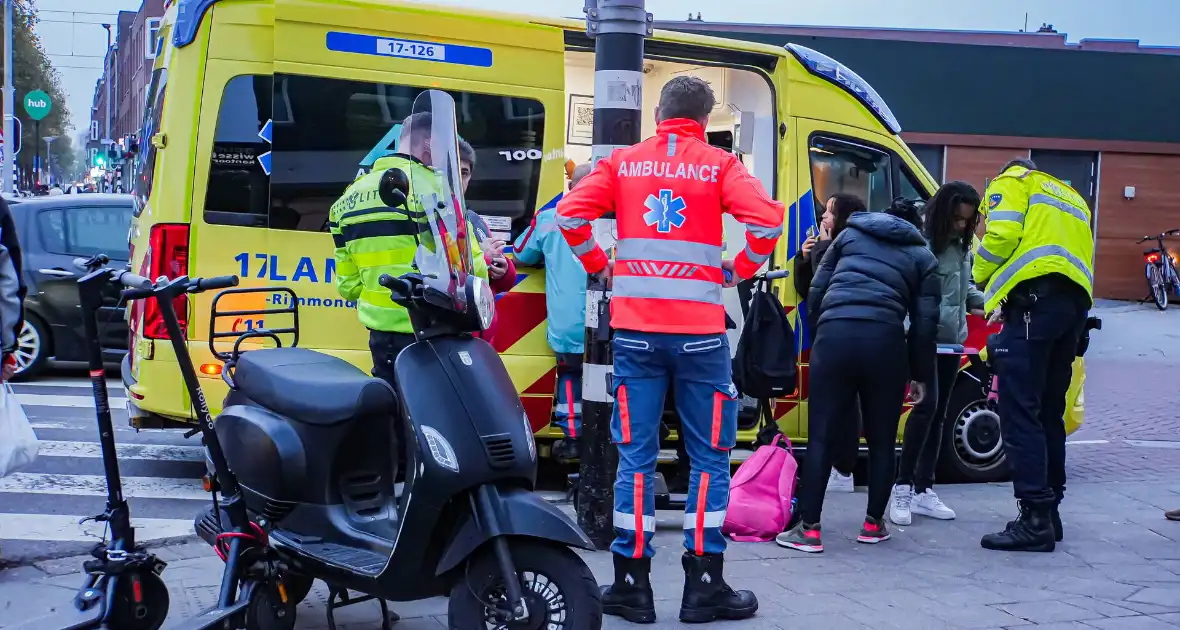 Jongedame op step gewond bij botsing met scooter