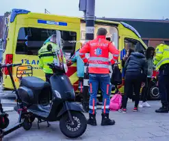 Jongedame op step gewond bij botsing met scooter