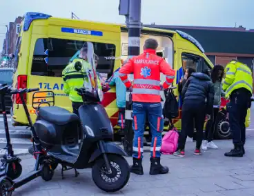 Jongedame op step gewond bij botsing met scooter