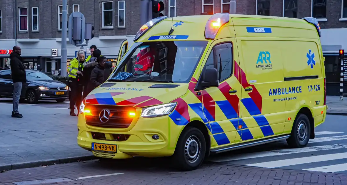 Jongedame op step gewond bij botsing met scooter - Foto 1