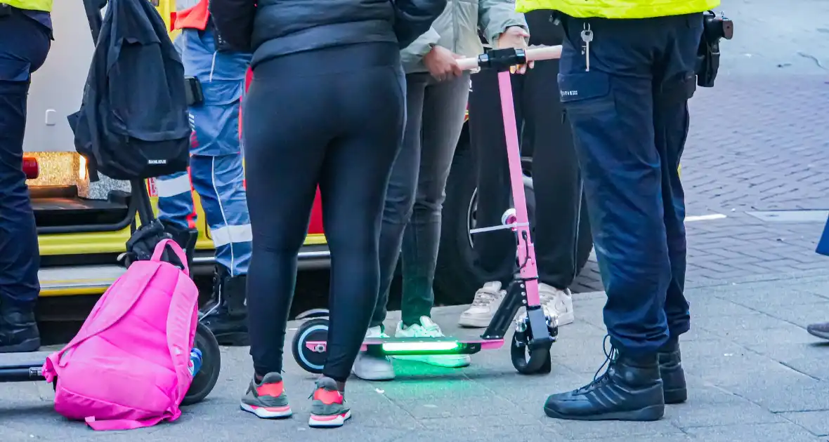 Jongedame op step gewond bij botsing met scooter - Foto 2