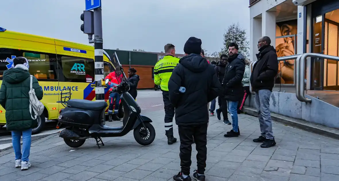 Jongedame op step gewond bij botsing met scooter - Foto 6