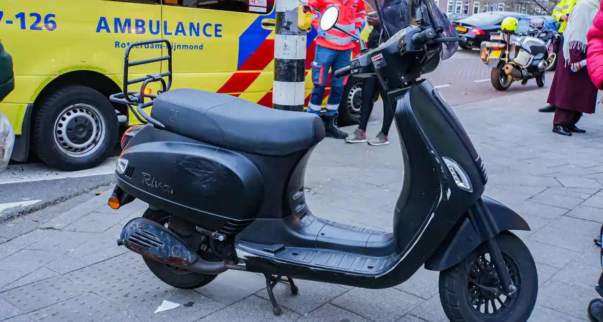 Jongedame op step gewond bij botsing met scooter - Foto 7