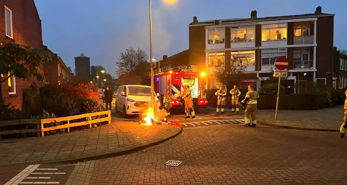 Brand in afvalzakken snel geblust nabij geparkeerd voertuig