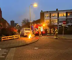 Brand in afvalzakken snel geblust nabij geparkeerd voertuig