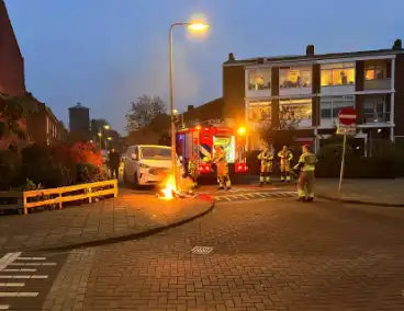 Brand in afvalzakken snel geblust nabij geparkeerd voertuig