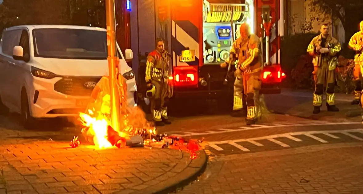 Brand in afvalzakken snel geblust nabij geparkeerd voertuig - Foto 1