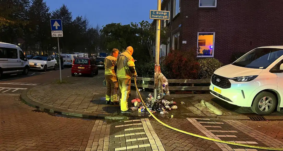 Brand in afvalzakken snel geblust nabij geparkeerd voertuig - Foto 2