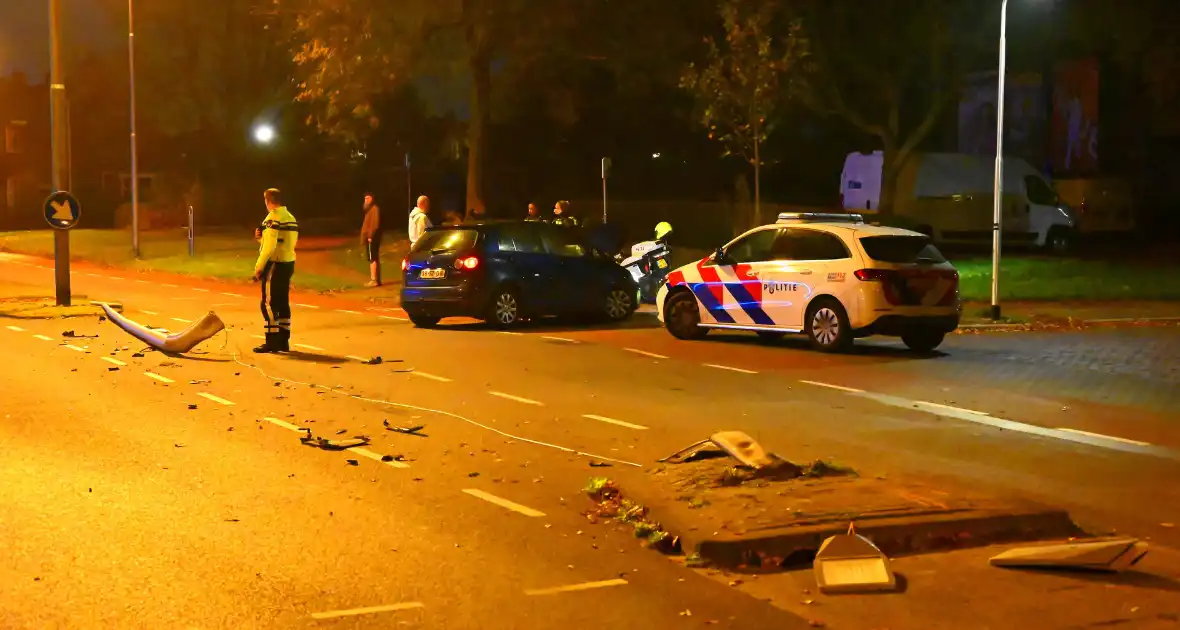 Auto knalt tegen lantaarnpaal: bestuurder aangehouden