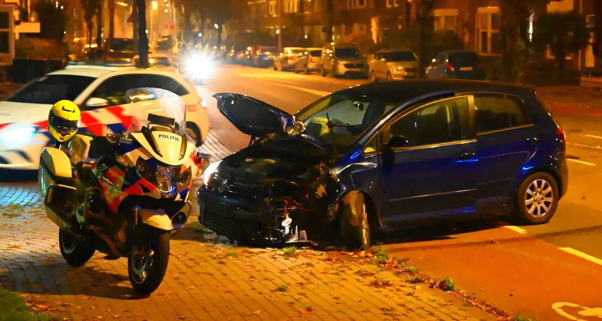 Auto knalt tegen lantaarnpaal: bestuurder aangehouden - Foto 5