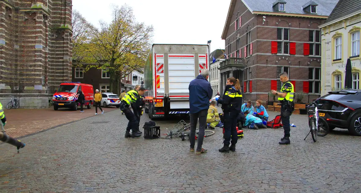 Meisje ernstig gewond bij aanrijding, traumateam opgeroepen - Foto 2