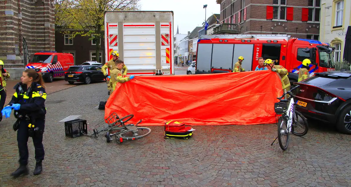 Meisje ernstig gewond bij aanrijding, traumateam opgeroepen - Foto 5