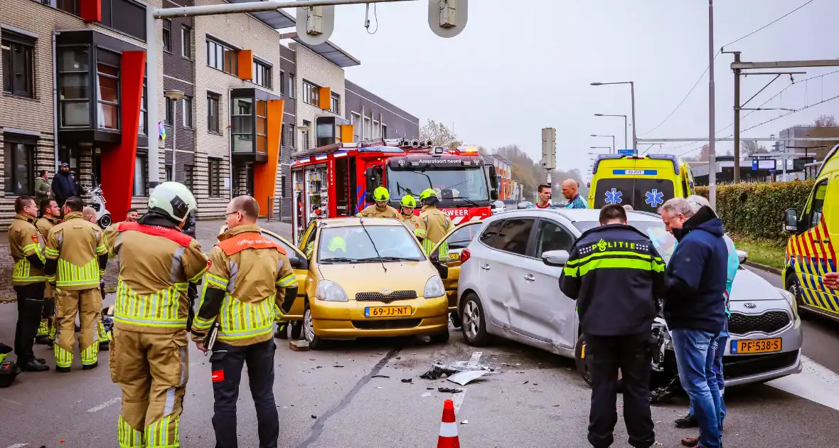 Brandweer knipt auto open om inzittende te bevrijden na aanrijding