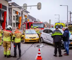 Brandweer knipt auto open om inzittende te bevrijden na aanrijding