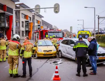 Brandweer knipt auto open om inzittende te bevrijden na aanrijding