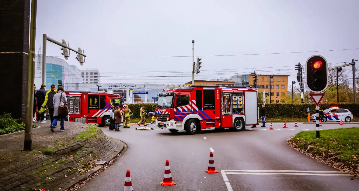 Brandweer knipt auto open om inzittende te bevrijden na aanrijding - Foto 1