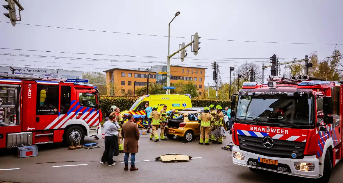 Brandweer knipt auto open om inzittende te bevrijden na aanrijding - Foto 2