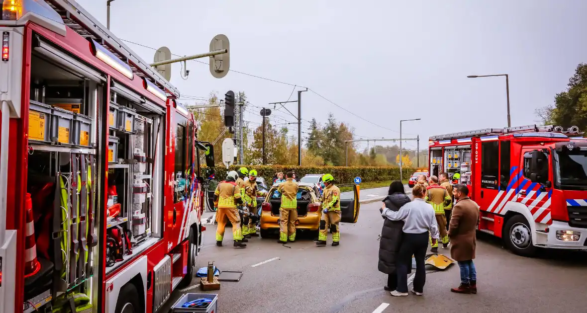 Brandweer knipt auto open om inzittende te bevrijden na aanrijding - Foto 3