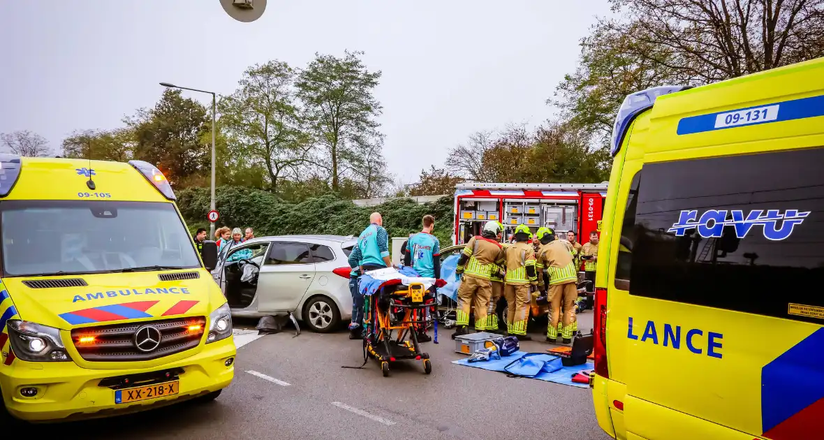 Brandweer knipt auto open om inzittende te bevrijden na aanrijding - Foto 4