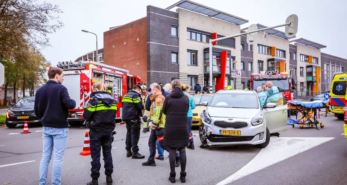 Brandweer knipt auto open om inzittende te bevrijden na aanrijding - Foto 5