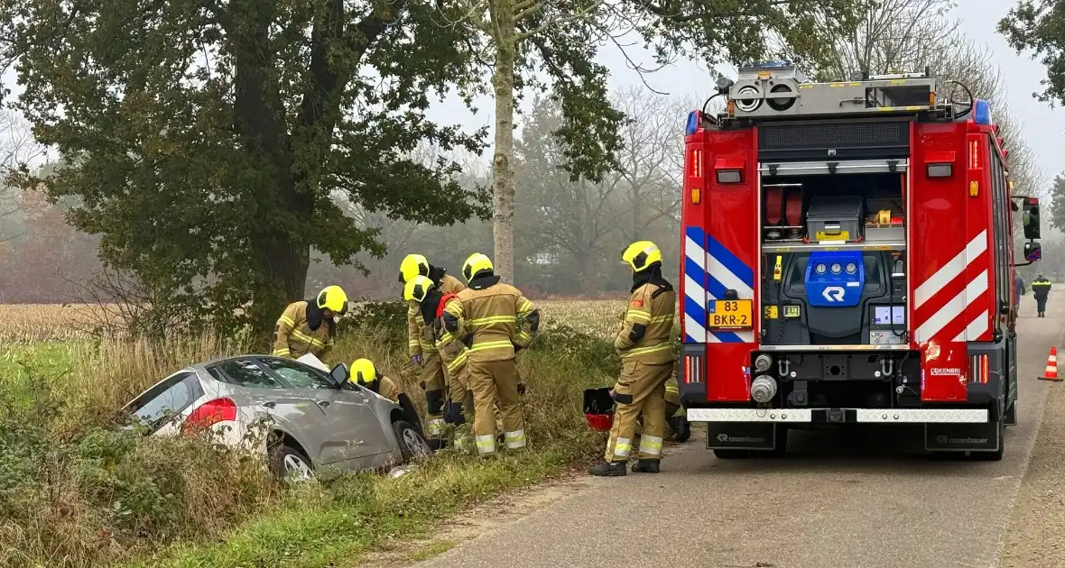 Automobilist belandt in greppel en raakt gewond