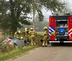 Automobilist belandt in greppel en raakt gewond