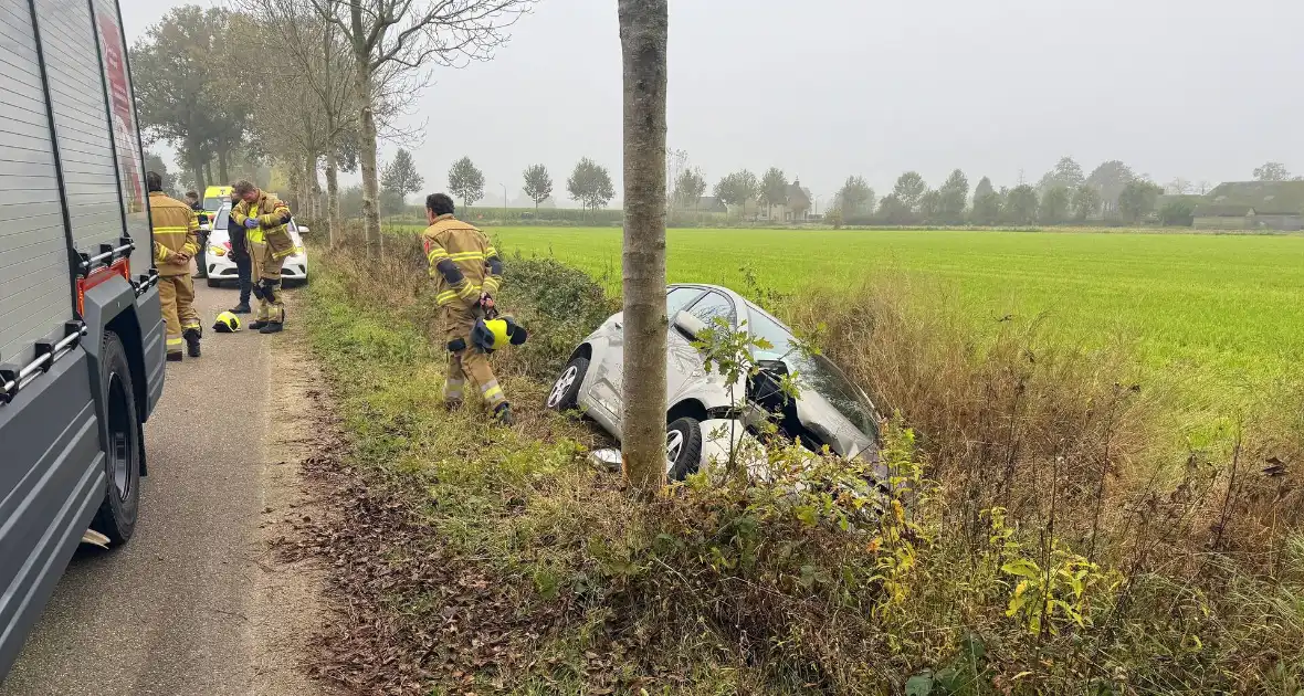 Automobilist belandt in greppel en raakt gewond - Foto 1