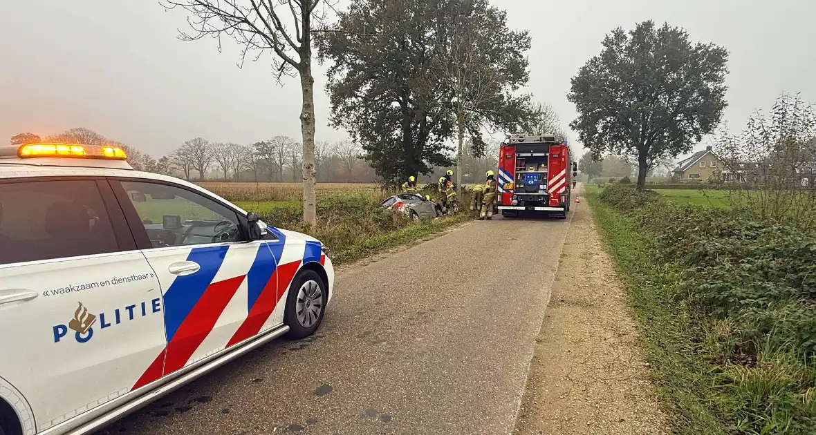 Automobilist belandt in greppel en raakt gewond - Foto 2