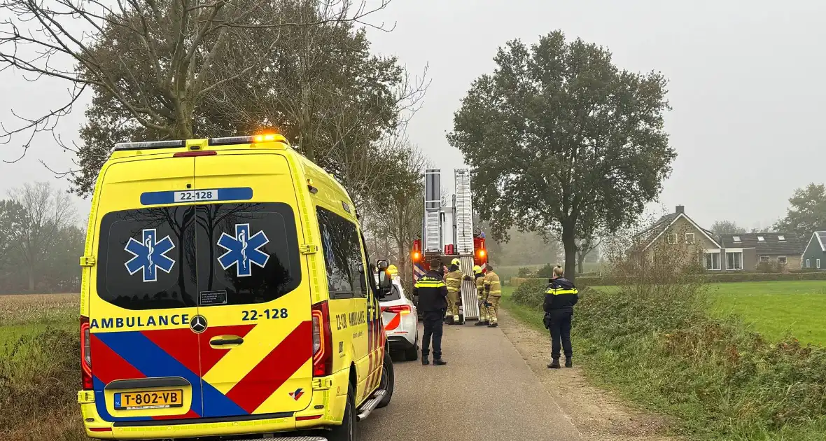 Automobilist belandt in greppel en raakt gewond - Foto 3