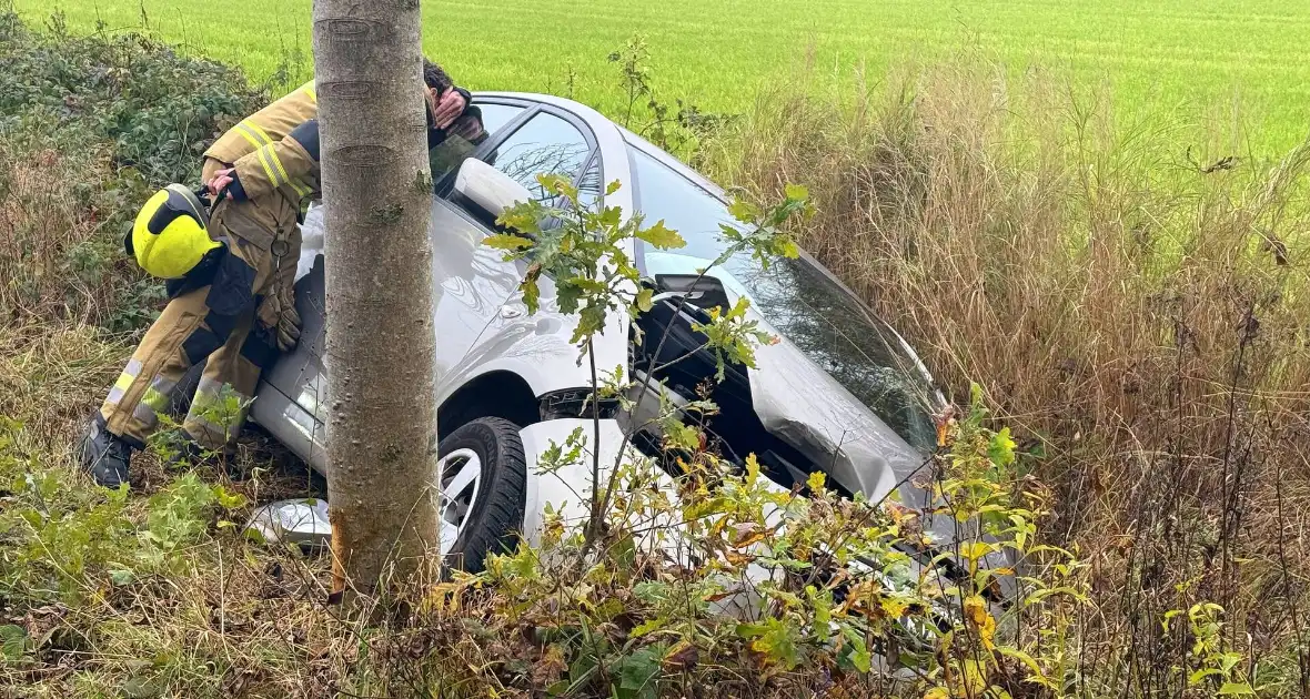 Automobilist belandt in greppel en raakt gewond - Foto 4