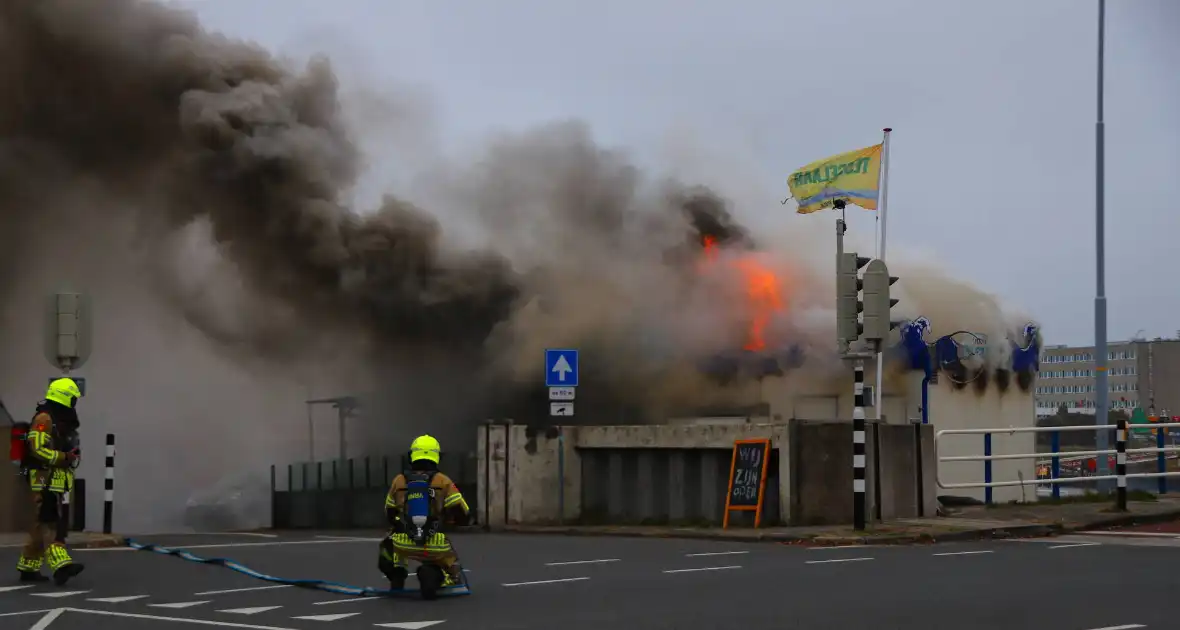 Restaurant verwoest door brand in haven