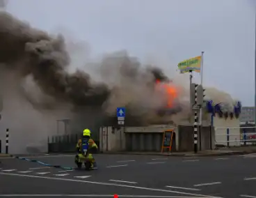 Restaurant verwoest door brand in haven